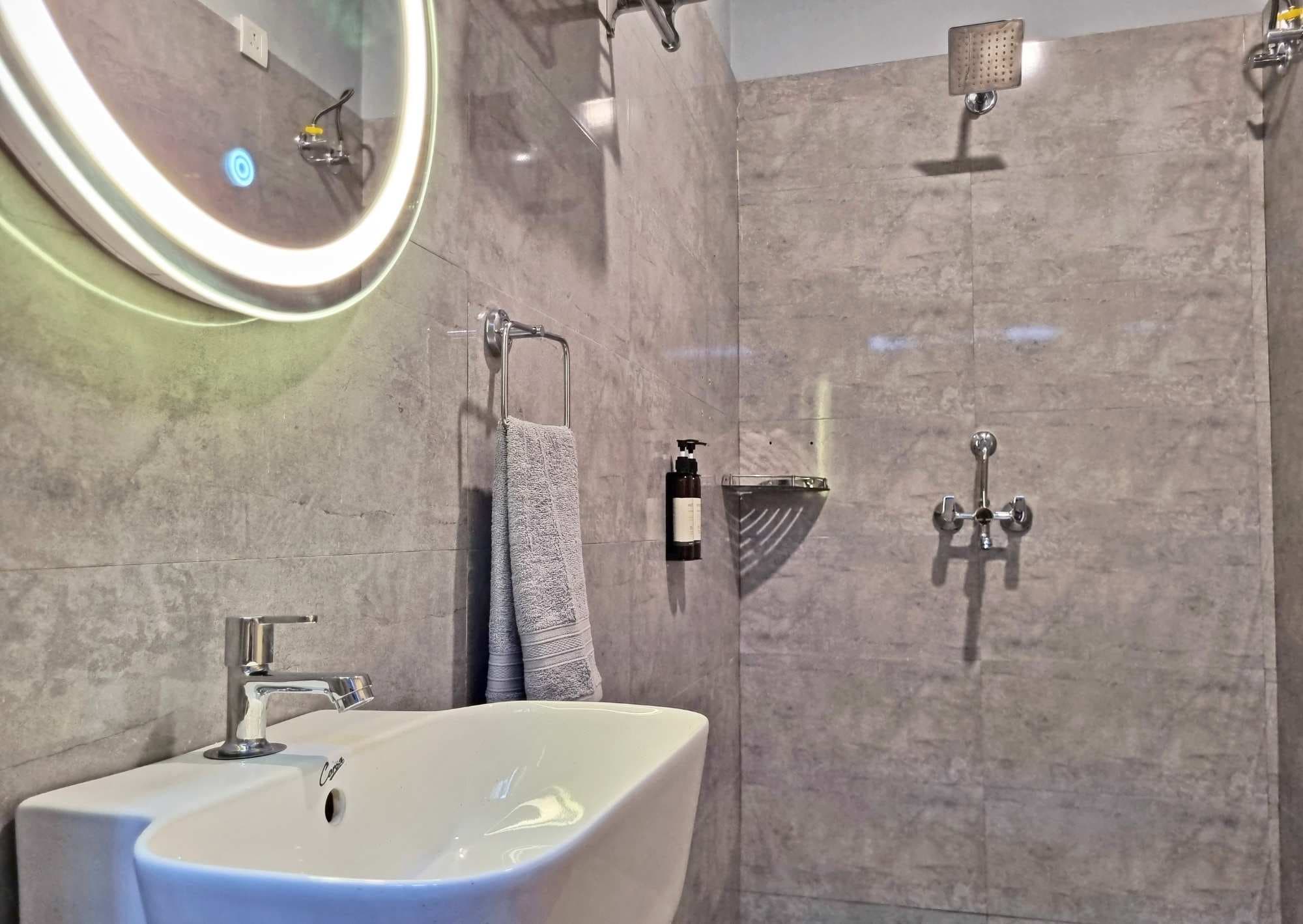 Charming Minimalist Room Bathroom