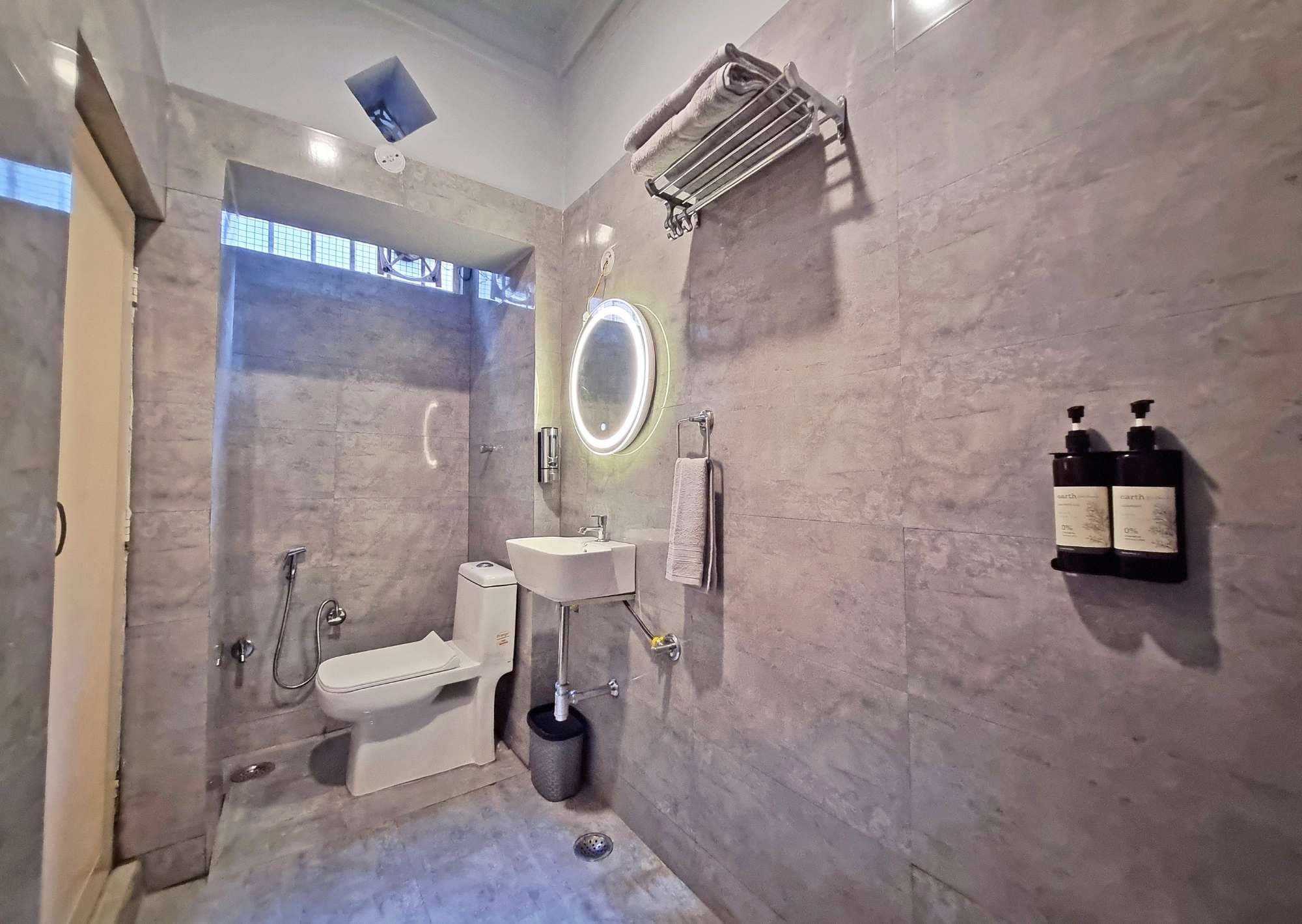 Charming Minimalist Room Bathroom