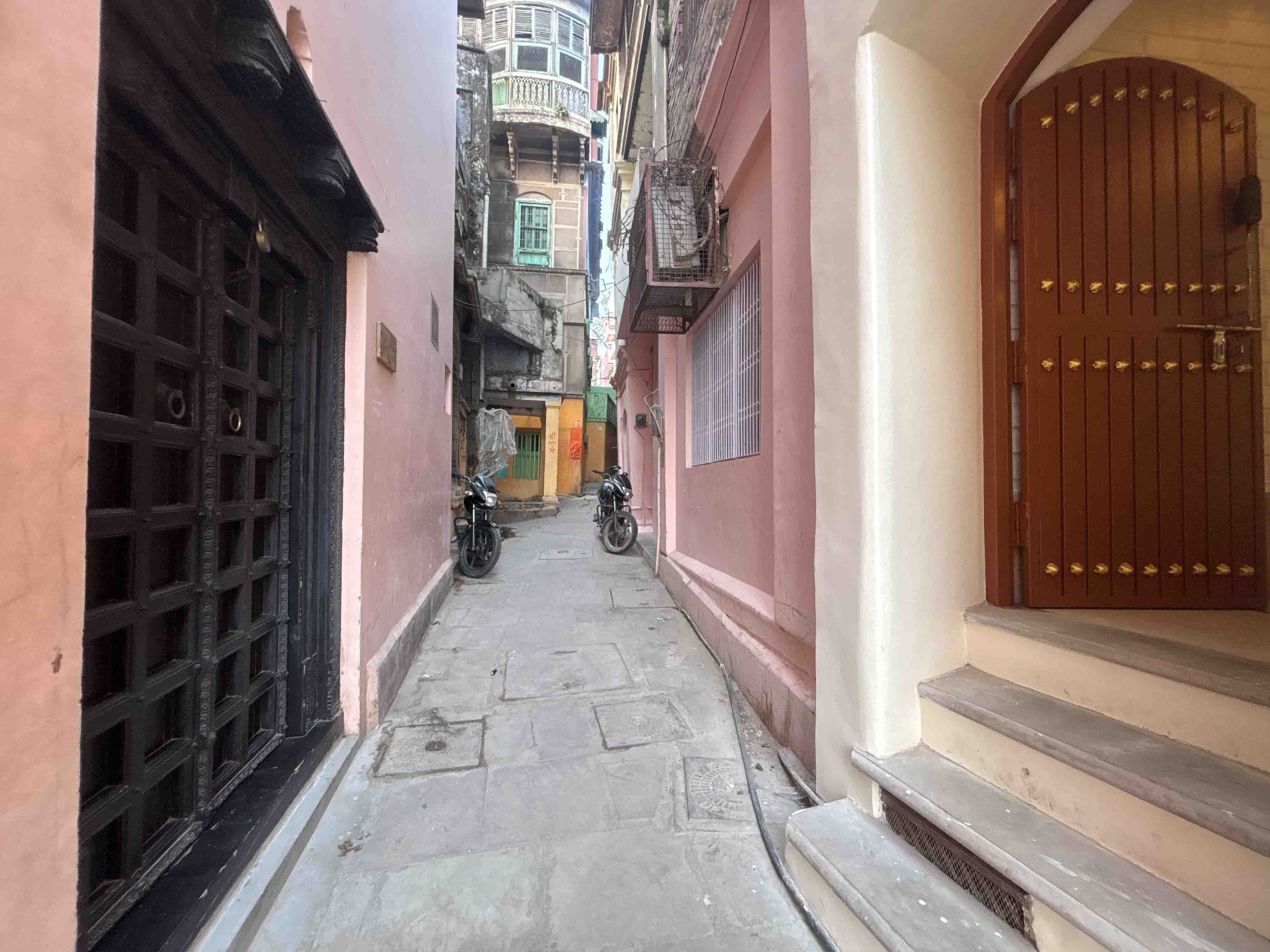 Road leading to the Vintage River Homestay
