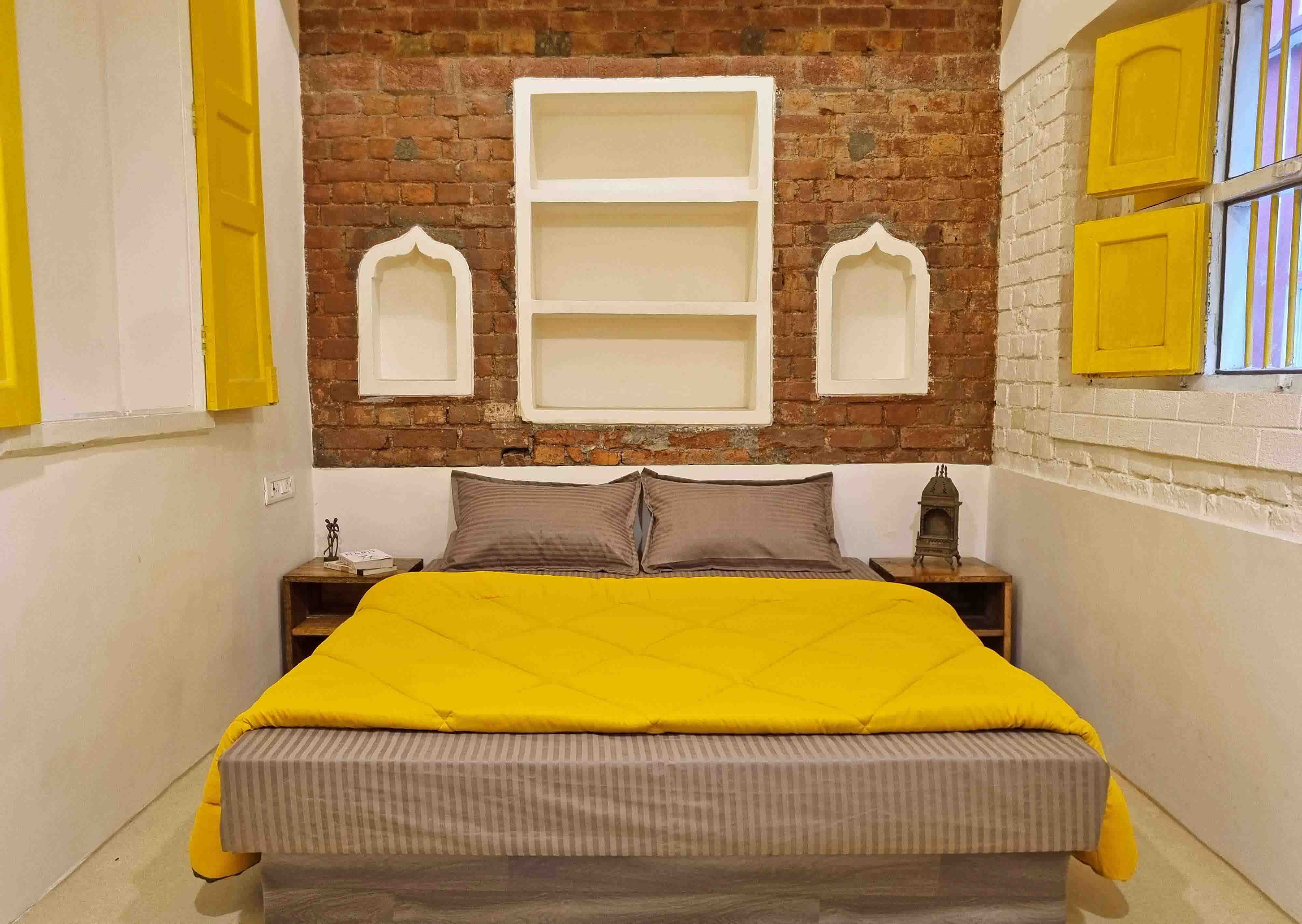 Calm Old City Vintage Room next to a busy street