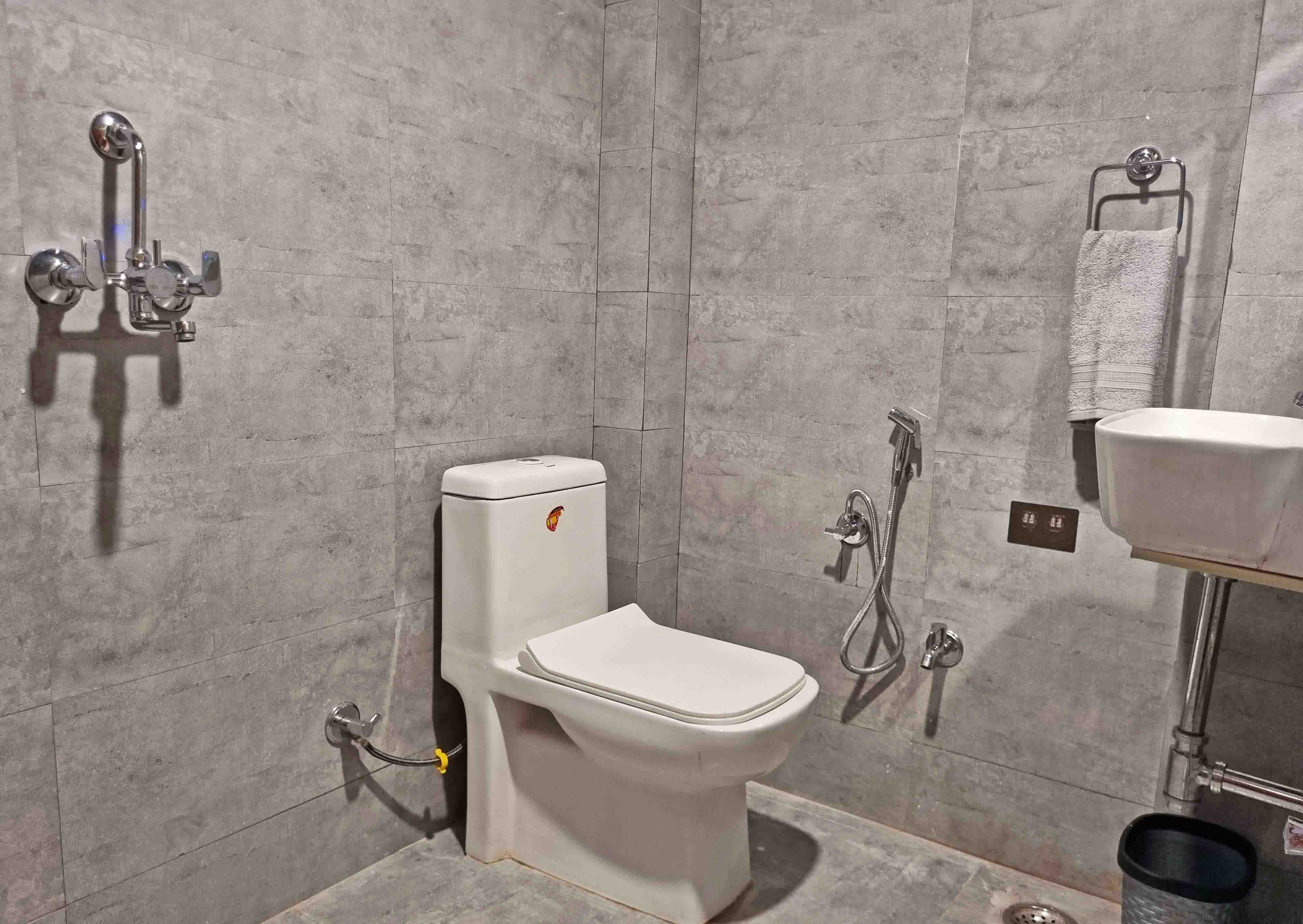 Old City Vintage Room Bathroom