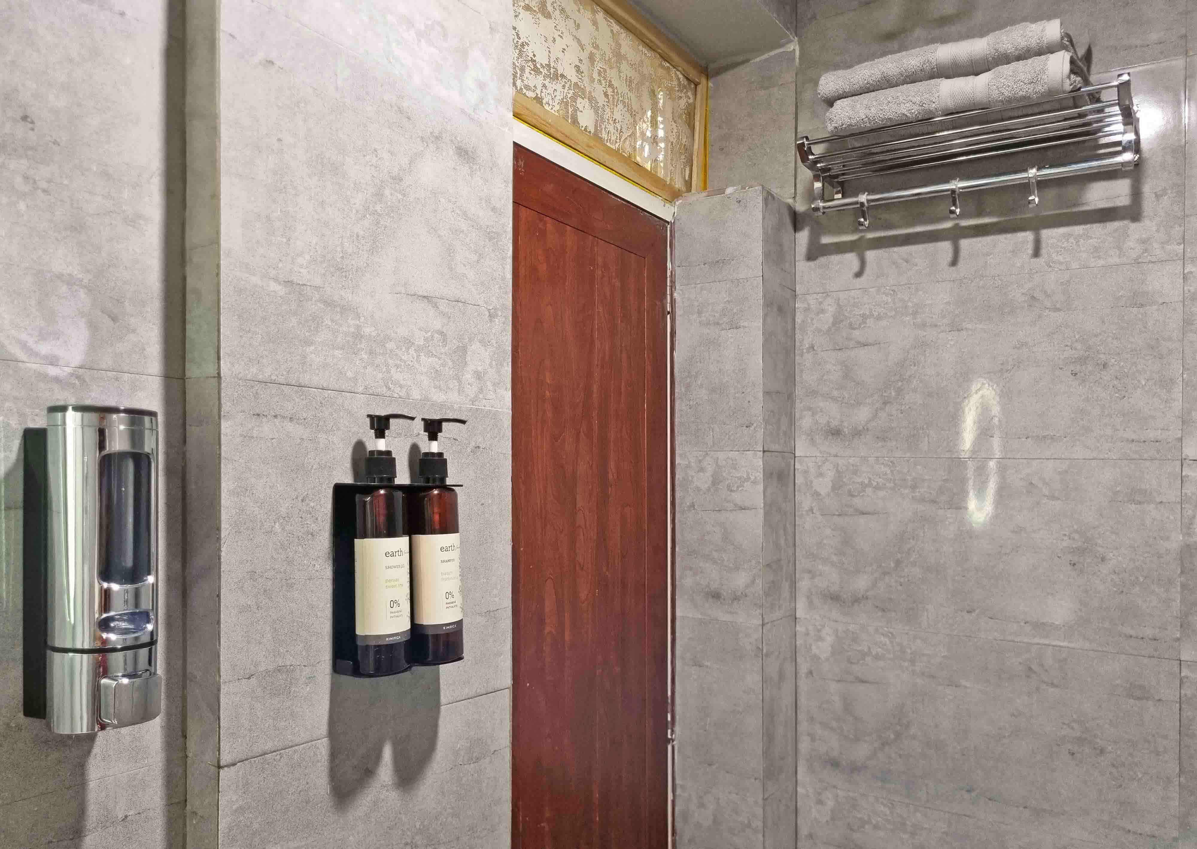 Old City Vintage Room Bathroom