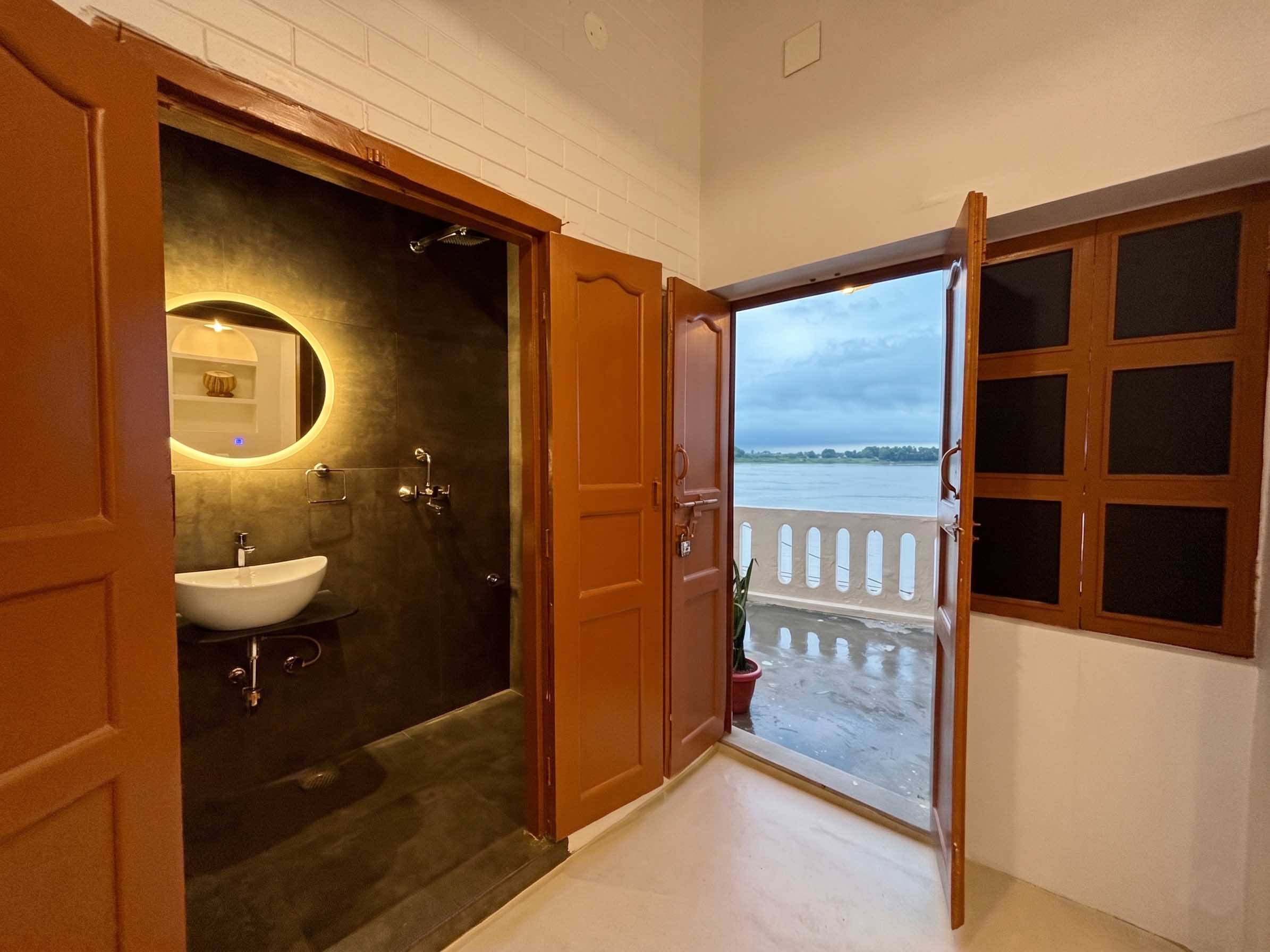Vintage Riverfront Open Space and Bathroom